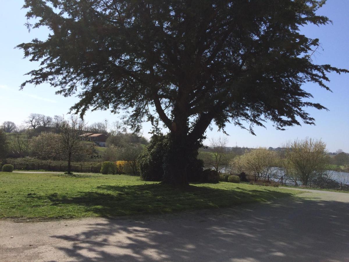 LE PETIT MONTY Gite Côté Jardin Saint-Malo-du-Bois Extérieur photo