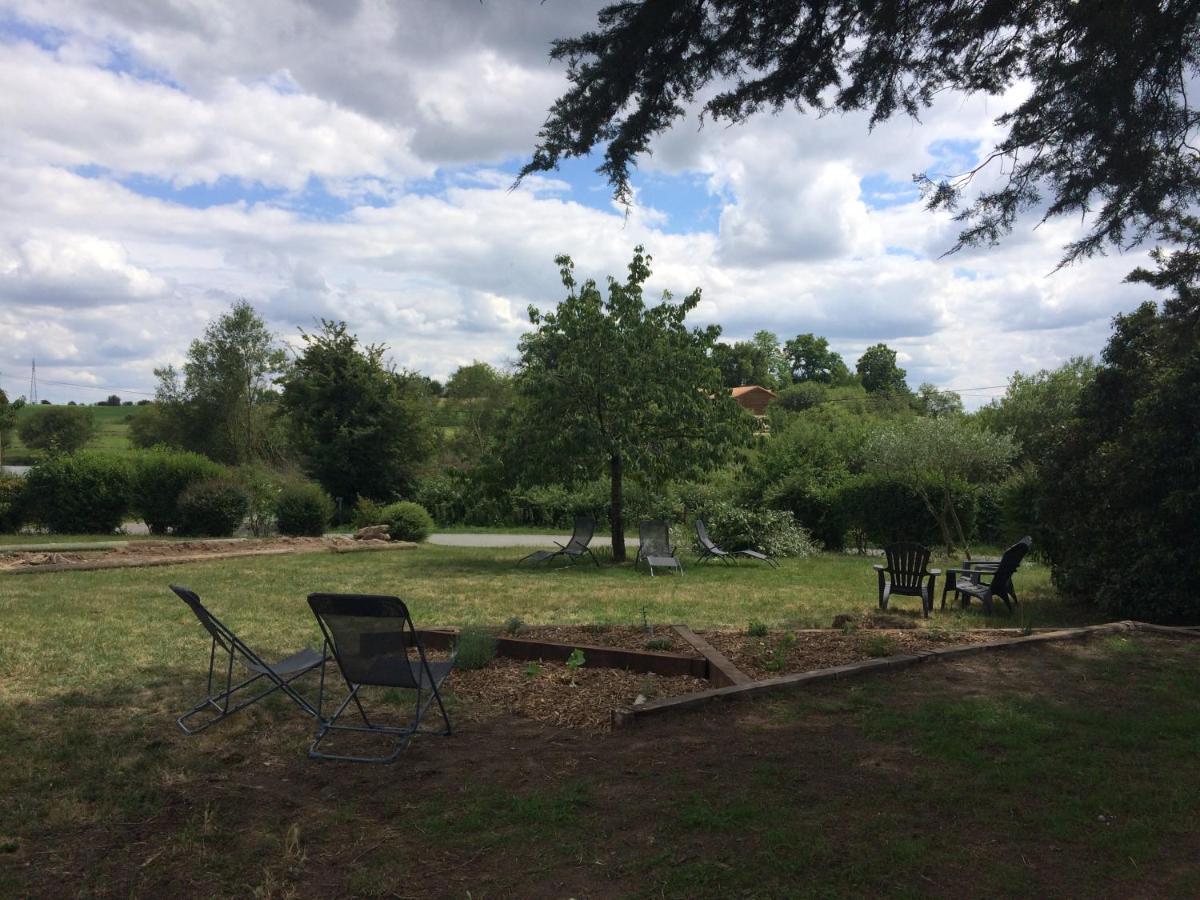 LE PETIT MONTY Gite Côté Jardin Saint-Malo-du-Bois Extérieur photo